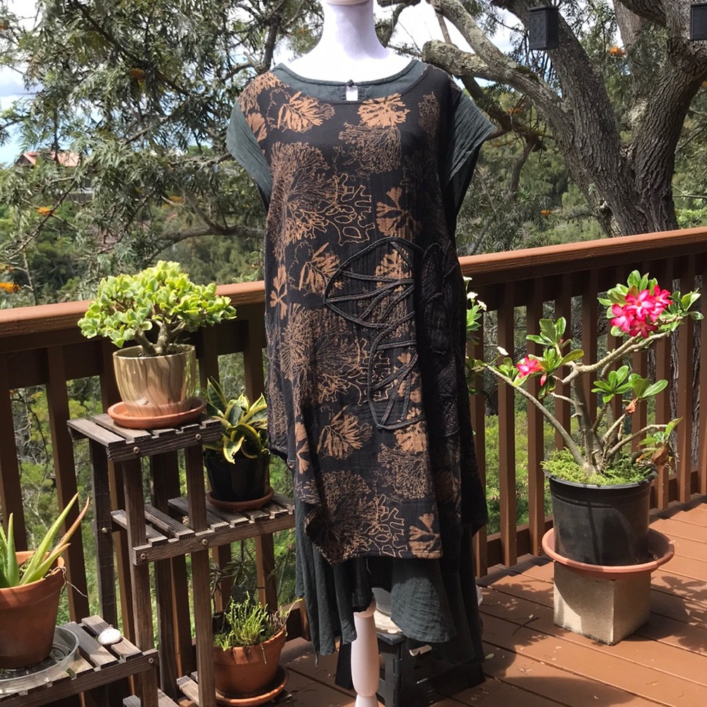 Embroidered Wearable Art Short Sleeve Dress L